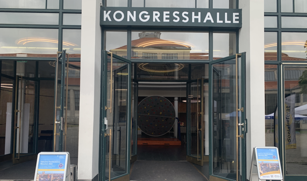gläsener Eingang zur Kongresshalle