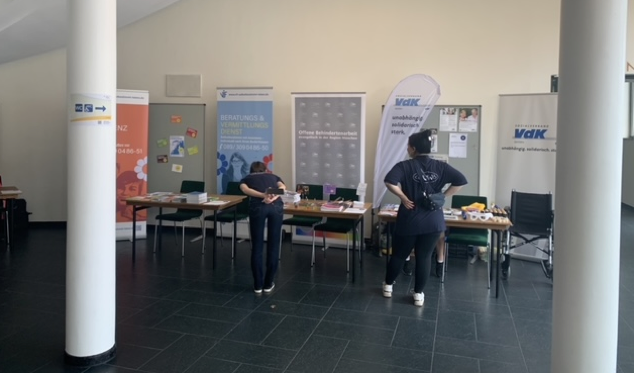 diverse Informationsstände nebeneinander