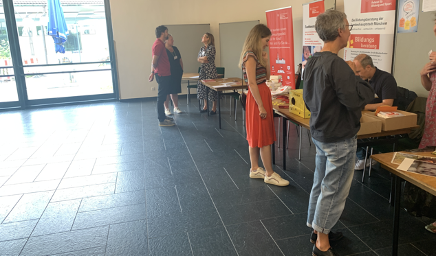 interessierte Besucher vor den Ständen