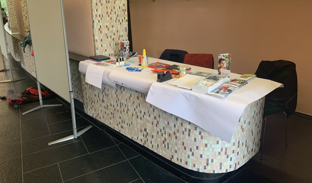 Tisch als Messestand mit Flyern