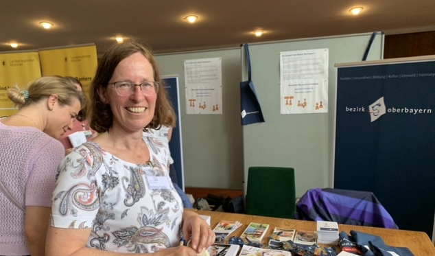 lachende Dr. Andrea Fiedler vor einem Messetand