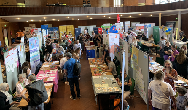 Blick von oben auf die gut besuchte Kongresshalle während der Messe