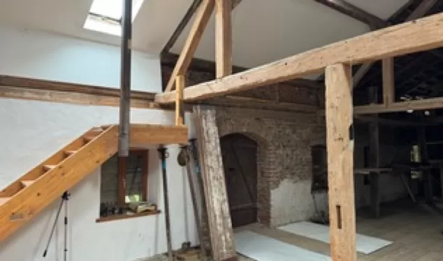 Innenansicht Aufgang einer Treppe, teilweise Fachwerk