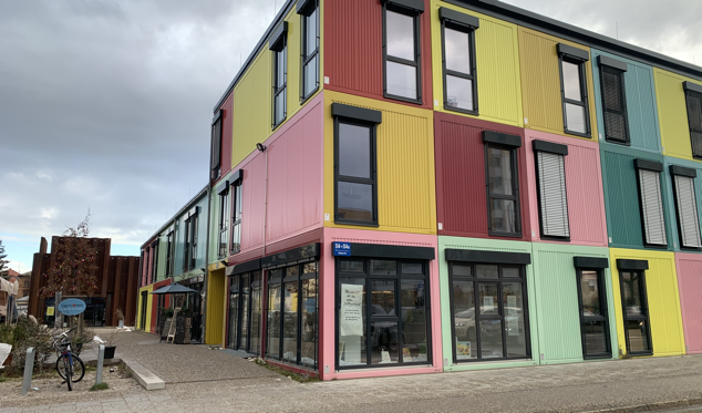 ein Haus aus kunterbunten Containern